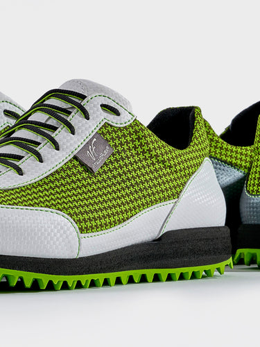 Golfschuh VitalloFlex Pro Hybrid – hellgrünes Pepita-Textil und weißes Carbon, schwarze Sohle – Paaransicht schräg von vorn