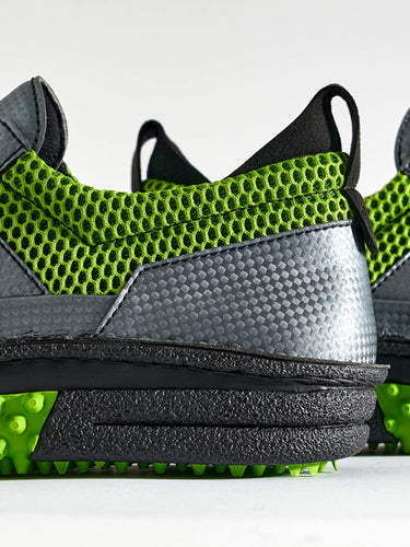 Golfschuh VitalloFlex Quantum Stinger – hellgrünes Mesh und graues Carbon, schwarze Sohle – Paaransicht von der Seite