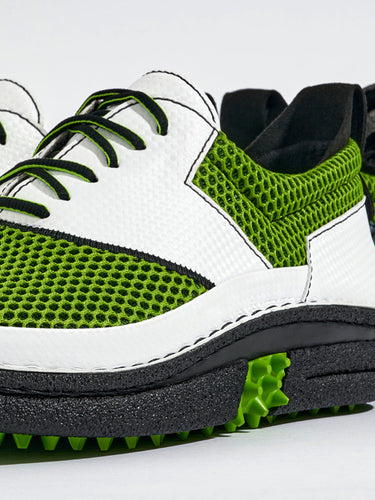Golfschuh VitalloFlex Quantum Stinger – hellgrünes Mesh und weißes Carbon, schwarze Sohle – Paaransicht schräg von vorn