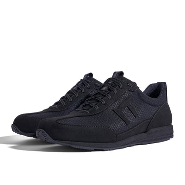 Laufschuh Runnertune Pace Black – schwarzes Waben-Textil und schwarzes Velour, schwarze Sohle – Paaransicht schräg von vorn