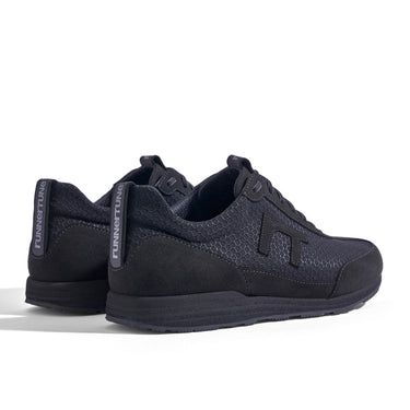 Laufschuh Runnertune Pace Black – schwarzes Waben-Textil und schwarzes Velour, schwarze Sohle – Paaransicht schräg von hinten