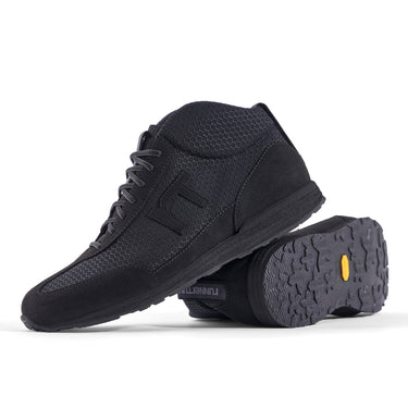 High-Top Laufschuh Runnertune X-Pace Black – schwarzes Waben-Textil und schwarzes Velour, schwarze Sohle – Paaransicht mit Laufsohle