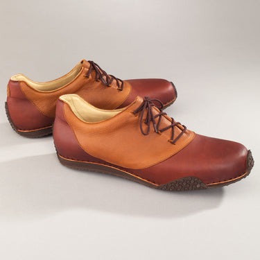 Maßgefertigter Golfschuh Vitallo Ace – hellbraunes und dunkelbraunes Nappaleder, dunkelbraune Sohle – Paaransicht von der Seite