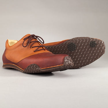 Maßgefertigter Golfschuh Vitallo Ace – hellbraunes und dunkelbraunes Nappaleder, dunkelbraune Sohle – Paaransicht mit Laufsohle