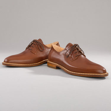 Maßgefertigter klassischer Herrenschuh Vitallo Blücher – mittelbraunes Chevreau-Leder, braune Ledersohle – Paaransicht