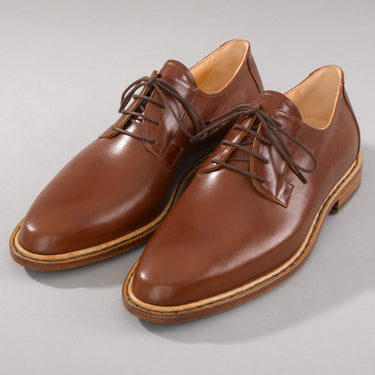 Maßgefertigter klassischer Herrenschuh Vitallo Blücher – mittelbraunes Chevreau-Leder, braune Ledersohle – Paaransicht schräg von oben