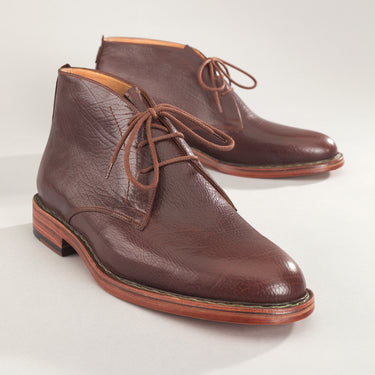 Maßgefertigter klassischer Herren-Boot Vitallo Boot – bordeauxfarbenes Chevreau-Leder, braune Ledersohle – Paaransicht schräg von vorn