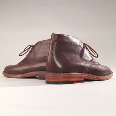 Maßgefertigter klassischer Herren-Boot Vitallo Boot – bordeauxfarbenes Chevreau-Leder, braune Ledersohle – Paaransicht schräg von hinten