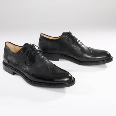 Maßgefertigter klassischer Herrenschuh Vitallo Brogue – schwarzes Boxcalf und Chevreau, schwarze Ledersohle – Paaransicht schräg von vorn