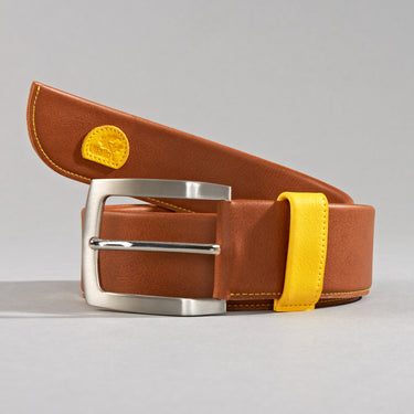 Maßgefertigter Vitallo Gürtel – braunes Pull-Up-Leder mit gelben Akzenten – Ansicht aufgerollt