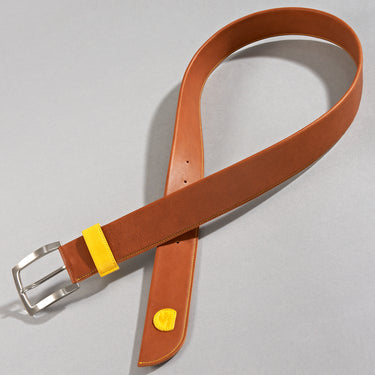 Maßgefertigter Vitallo Gürtel – braunes Pull-Up-Leder mit gelben Akzenten – Ansicht von oben