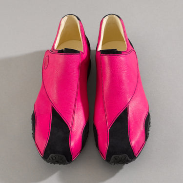 Maßgefertigter Damen-Sneaker Vitallo Impulse – pinkfarbenes Nappaleder und dunkelblaues Rauleder, schwarze Sohle – von oben