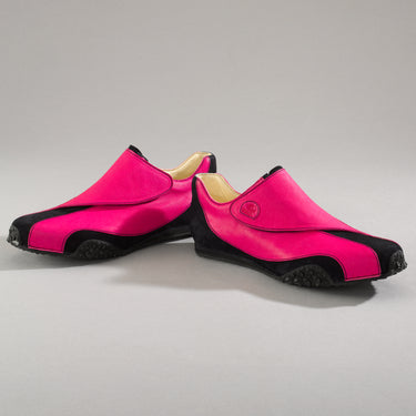 Maßgefertigter Damen-Sneaker Vitallo Impulse – pinkfarbenes Nappaleder und dunkelblaues Rauleder, schwarze Sohle – schräg von der Seite