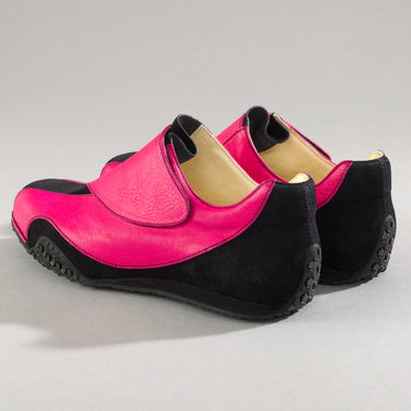 Maßgefertigter Damen-Sneaker Vitallo Impulse – pinkfarbenes Nappaleder und dunkelblaues Rauleder, schwarze Sohle – schräg von hinten
