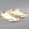 Maßgefertigter Damen-Sneaker Vitallo Inspire – goldenes Chevreau-Leder und weißes Nappaleder, weiße Sohle – Paaransicht schräg von vorn