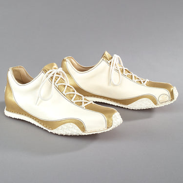 Maßgefertigter Damen-Sneaker Vitallo Inspire – goldenes Chevreau-Leder und weißes Nappaleder, weiße Sohle – Paaransicht schräg von vorn