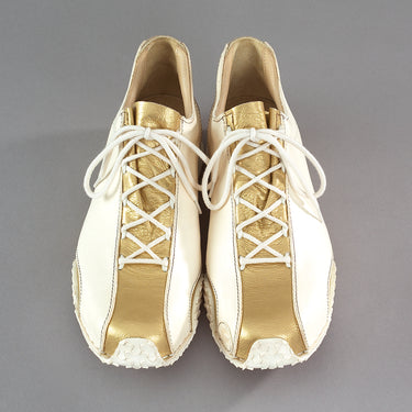 Maßgefertigter Damen-Sneaker Vitallo Inspire – goldenes Chevreau-Leder und weißes Nappaleder, weiße Sohle – Paaransicht von oben