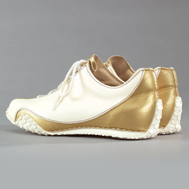 Maßgefertigter Damen-Sneaker Vitallo Inspire – goldenes Chevreau-Leder und weißes Nappaleder, weiße Sohle – Paaransicht schräg von hinten