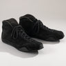 Maßgefertigter Rennfahrerschuh Vitallo Monoposto R – schwarzes Rauleder, schwarze Sohle – Paaransicht schräg von vorn