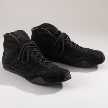 Maßgefertigter Rennfahrerschuh Vitallo Monoposto R – schwarzes Rauleder, schwarze Sohle – Paaransicht schräg von vorn