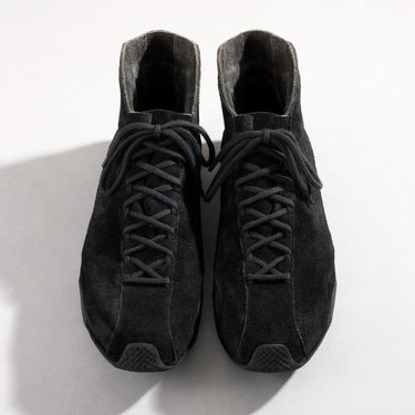 Maßgefertigter Rennfahrerschuh Vitallo Monoposto R – schwarzes Rauleder, schwarze Sohle – Paaransicht von oben