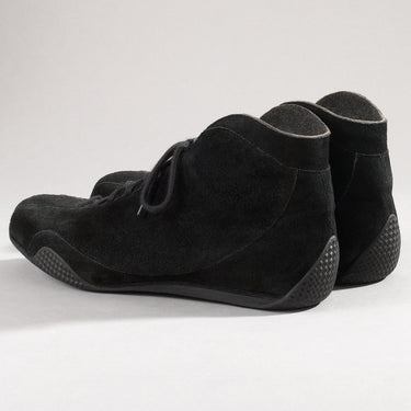 Maßgefertigter Rennfahrerschuh Vitallo Monoposto R – schwarzes Rauleder, schwarze Sohle – Paaransicht schräg von hinten