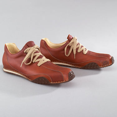 Maßgefertigter Herren-Sneaker Vitallo Motion – braunes Pull-Up-Leder, dunkelbraune Sohle – Paaransicht schräg von vorn