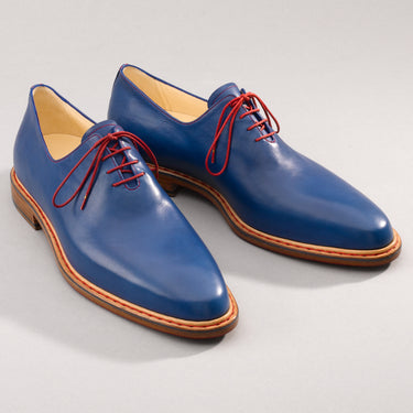 Maßgefertigter klassischer Herrenschuh Vitallo One-Piece – royalblaues Kalbsleder, braune Ledersohle – Paaransicht schräg von oben