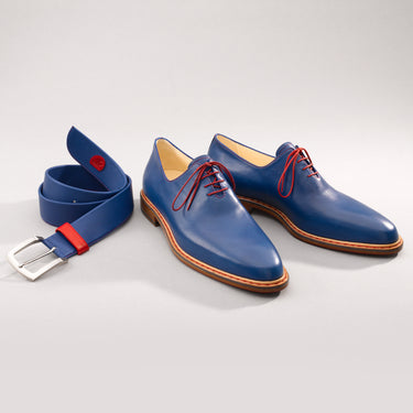 Maßgefertigter klassischer Herrenschuh Vitallo One-Piece – royalblaues Kalbsleder, braune Ledersohle – Paaransicht mit Gürtel
