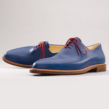 Maßgefertigter klassischer Herrenschuh Vitallo One-Piece – royalblaues Kalbsleder, braune Ledersohle – Paaransicht schräg von vorn