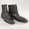 Maßgefertigter klassischer Herrenstiefel Vitallo Pull-Up – schwarzes Nappa und Lackleder, schwarze Ledersohle – Paaransicht schräg von vorn