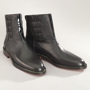 Maßgefertigter klassischer Herrenstiefel Vitallo Pull-Up – schwarzes Nappa und Lackleder, schwarze Ledersohle – Paaransicht schräg von vorn