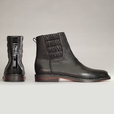 Maßgefertigter klassischer Herrenstiefel Vitallo Pull-Up – schwarzes Nappa und Lackleder, schwarze Ledersohle – Paaransicht von der Seite