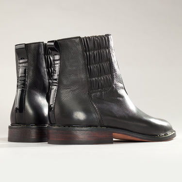 Maßgefertigter klassischer Herrenstiefel Vitallo Pull-Up – schwarzes Nappa und Lackleder, schwarze Ledersohle – Paaransicht schräg von hinten