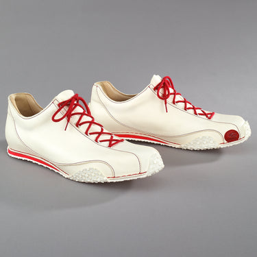 Maßgefertigter Herren-Sneaker Vitallo Speed – weißes Nappaleder, weiße Sohle – Paaransicht schräg von vorn