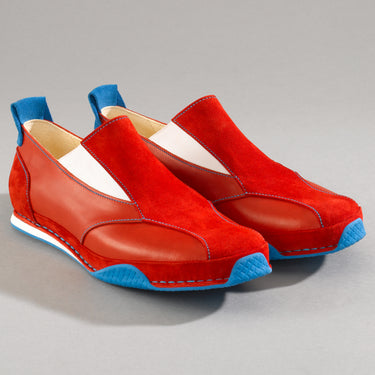 Maßgefertigter Damen-Slipper Vitallo Spirit – rotes Rauleder und rotes Glattleder, kornblaue Sohle – Paaransicht schräg von vorn
