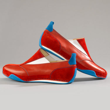 Maßgefertigter Damen-Slipper Vitallo Spirit – rotes Rauleder und rotes Glattleder, kornblaue Sohle – Paaransicht von der Seite