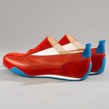 Maßgefertigter Damen-Slipper Vitallo Spirit – rotes Rauleder und rotes Glattleder, kornblaue Sohle – Paaransicht schräg von hinten