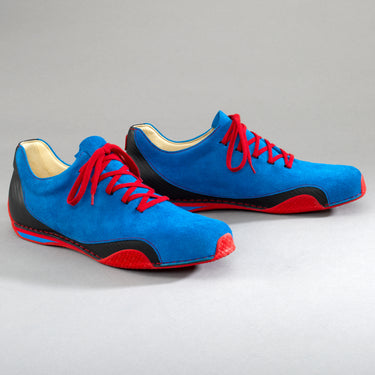 Maßgefertigter Herren-Sneaker Vitallo Velos – kornblaues Rauleder, rote Sohle – Paaransicht schräg von vorn