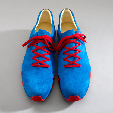 Maßgefertigter Herren-Sneaker Vitallo Velos – kornblaues Rauleder, rote Sohle – Paaransicht von oben