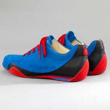 Maßgefertigter Herren-Sneaker Vitallo Velos – kornblaues Rauleder, rote Sohle – Paaransicht schräg von hinten
