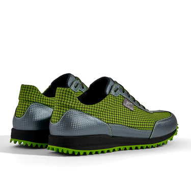 Golfschuh VitalloFlex Pro Hybrid – hellgrünes Pepita-Textil und graues Carbon, schwarze Sohle – Paaransicht schräg von hinten