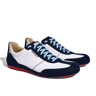 Sneaker VitalloFlex Puro RS RÖHRL75 – weißes Carbon und dunkelblaues Velour, rote Sohle – Paaransicht schräg von vorn