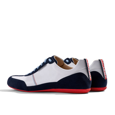 Sneaker VitalloFlex Puro RS RÖHRL75 – weißes Carbon und dunkelblaues Velour, rote Sohle – Paaransicht schräg von hinten