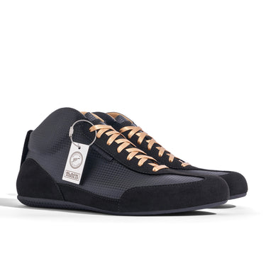 High-Top Sneaker VitalloFlex Puro RSR BLACK X GOLD – schwarzes Carbon und schwarzes Velour, schwarze Sohle – Ansicht mit Edelstahl-Hangtag