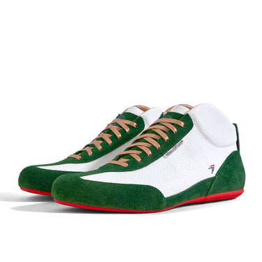 High-Top Sneaker VitalloFlex Puro RSR RÖHRL77 – weißes, perforiertes Anilinleder und grünes Rauleder, rote Sohle – Ansicht schräg von vorn