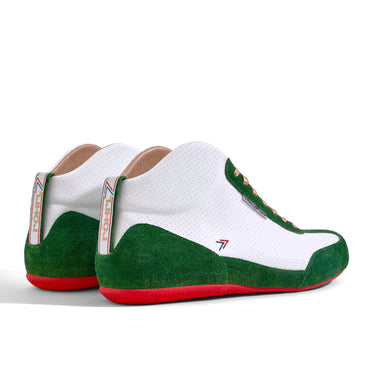 High-Top Sneaker VitalloFlex Puro RSR RÖHRL77 – weißes, perforiertes Anilinleder und grünes Rauleder, rote Sohle – Ansicht schräg von hinten