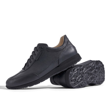 Sneaker VitalloFlex Puro S – schwarzes, perforiertes und glattes Anilinleder, schwarze Sohle – Paaransicht mit Laufsohle