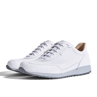 Sneaker VitalloFlex Puro S – weißes, perforiertes und glattes Anilinleder, hellgraue Sohle – Paaransicht schräg von vorn