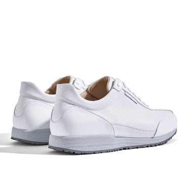 Sneaker VitalloFlex Puro S – weißes, perforiertes und glattes Anilinleder, hellgraue Sohle – Paaransicht schräg von hinten